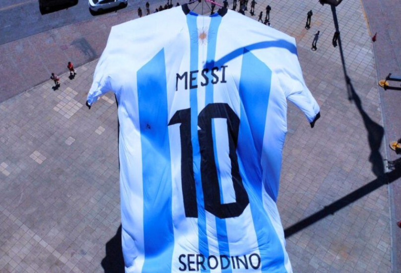 قميص الأرجنتين بطول 18 مترًا يظهر رقم نجم كرة القدم ليونيل ميسي معروضًا في (النصب التذكاري للعلم الوطني) ، في روزاريو (رويترز)