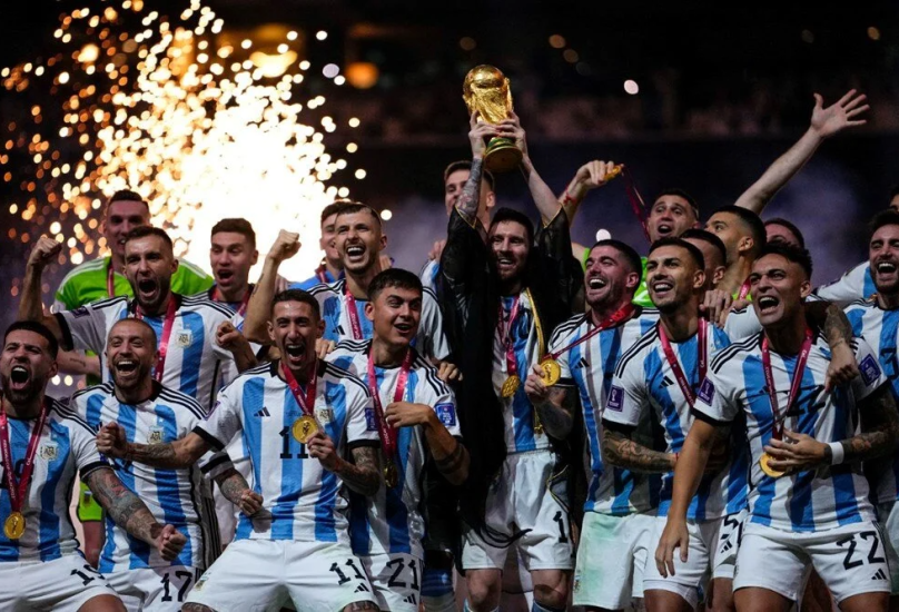 نجوم المنتخب الأرجنتيني يرفعون كأس العالم بعد فوزهم باللقب