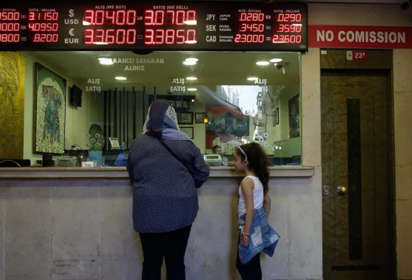 لوحة تعرض أسعار الصرف في متجر للعملات الأجنبية في وسط اسطنبول 