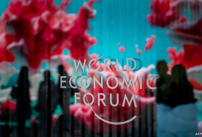شعار المنتدى الاقتصادي العالمي في مركز المؤتمرات خلال الاجتماع السنوي في دافوس