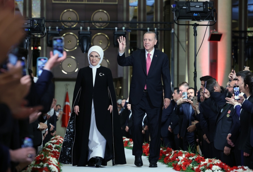 اردوغان خلال دخوله إلى قاعة الاحتفال والتتويج في قصر الرئاسة