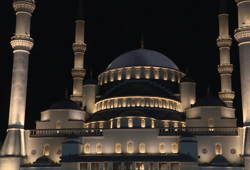 المؤذنون في تركيا يهتمون برفع الأذان بأساليب متنوعة ومقامات ملحونة في جميع المساجد
