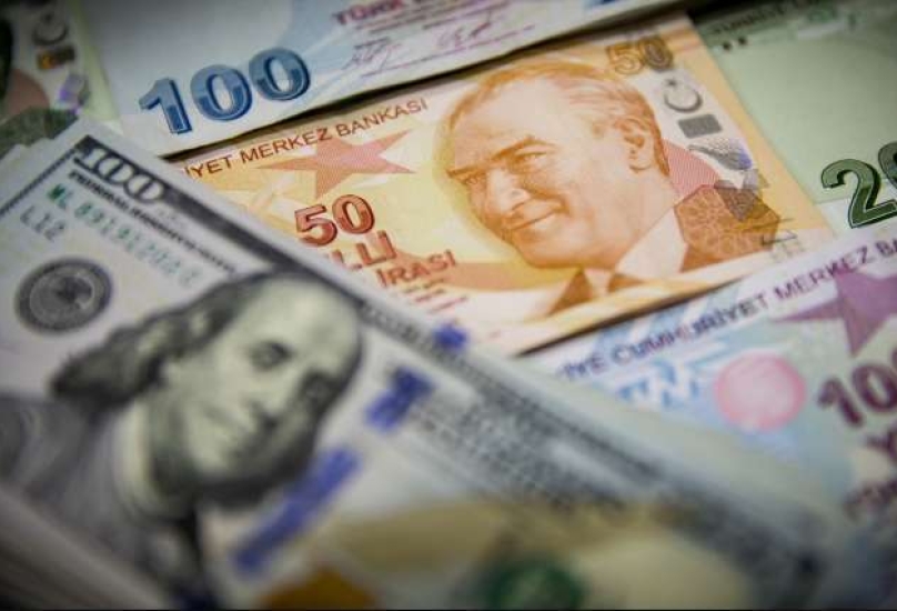أوراق نقدية بالليرة التركية والدولار الأميركي
