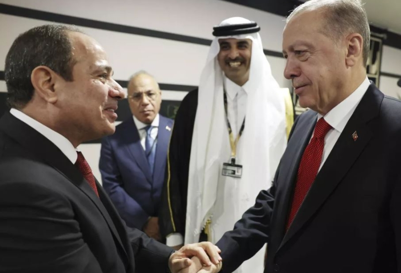 الرئيس أردوغان ونظيره المصري عبد الفتاح السيسي خلال قصير في الدوحة خلال فعاليات كأس العالم