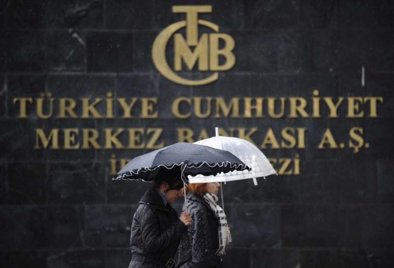 سيدتان تعبران أمام مقر البنك المركزي التركي في العاصمة أنقرة