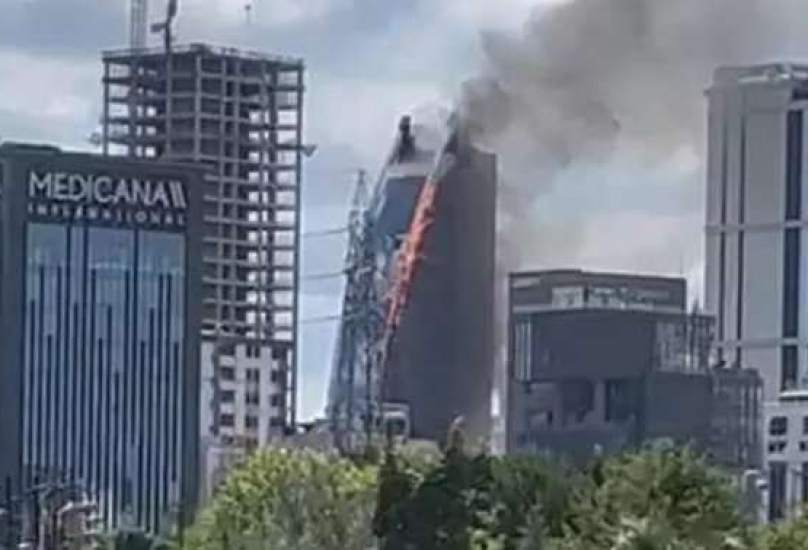 الحريق اندلع بالجزء الخارجي من المبنى