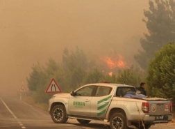 النيران تتسبب بتعليق حركة الملاحة بميناء الدرنئيل غرب تركيا