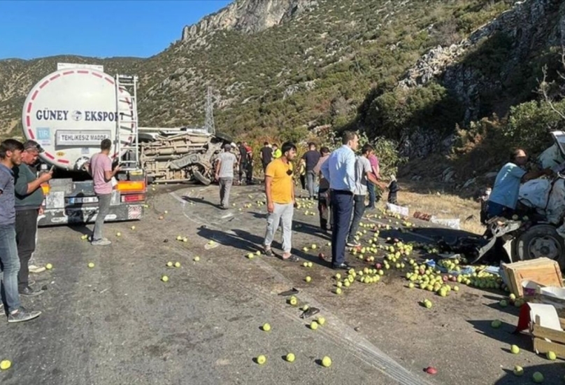 تناثر التفاح من شاحنة عقب اصطدامها بحافلة صغيرة في جنوب غرب تركيا