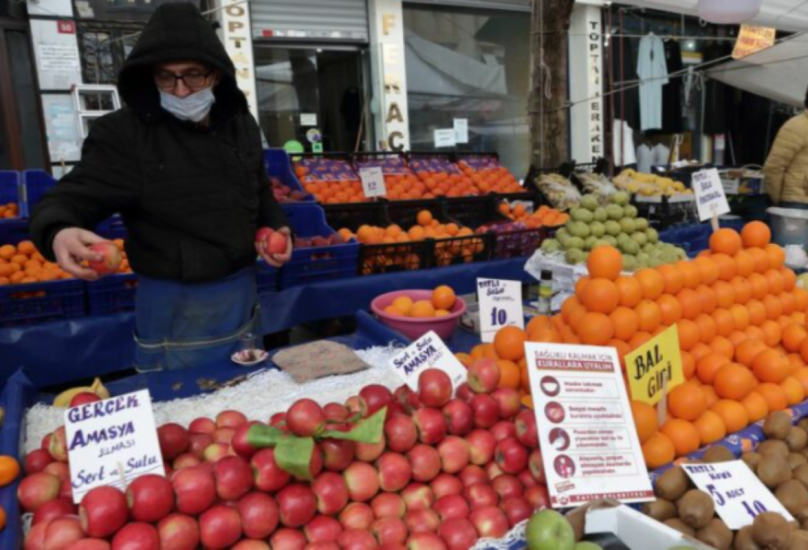 بائع ينتظر الزبائن في سوق محلي بمنطقة الفاتح في إسطنبول