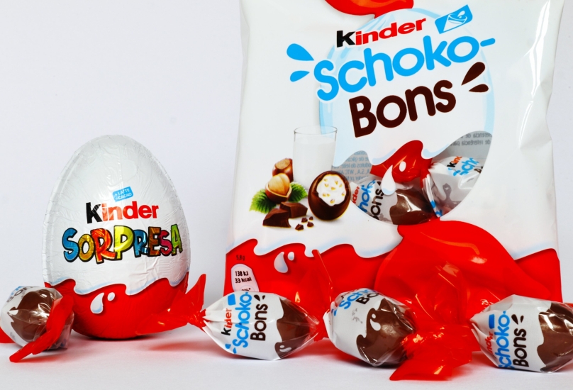 منظر لبيض الشوكولاتة Kinder Surprise و Schoko-Bons ، في روما بإيطاليا