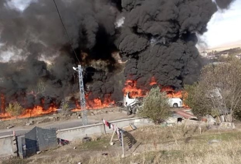 الحادث تسبب بحريق كبير في الحافلة