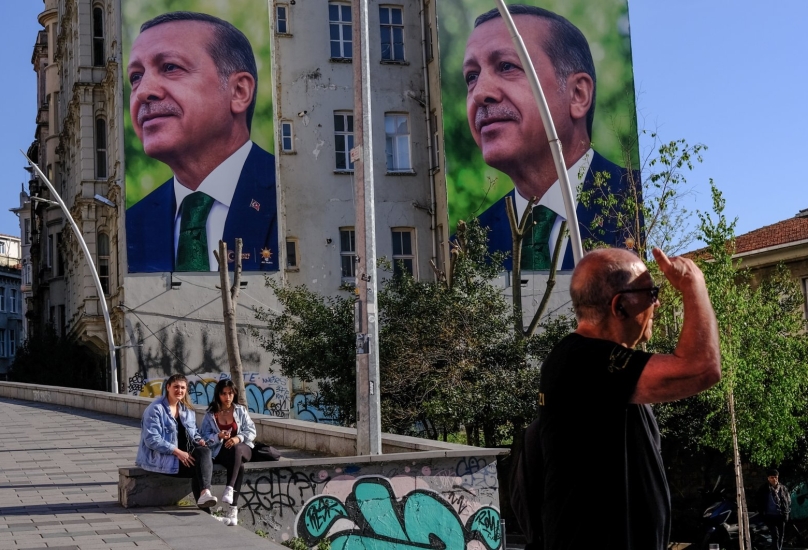 صور للرئيس أردوغان معلقة على جدران احد المنازل في تركيا