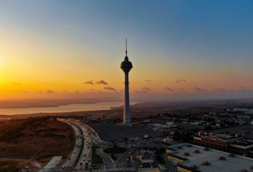 البرج التلفزيون الواقع على الشارع الرئيسي في غرب اسطنبول E5