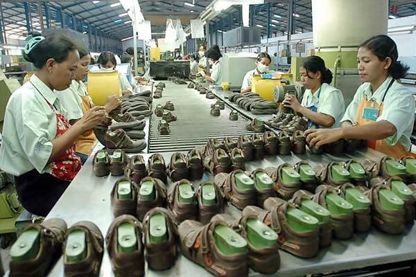 Industri Padat Karya: Penopang Ekonomi Rakyat dan Tantangan